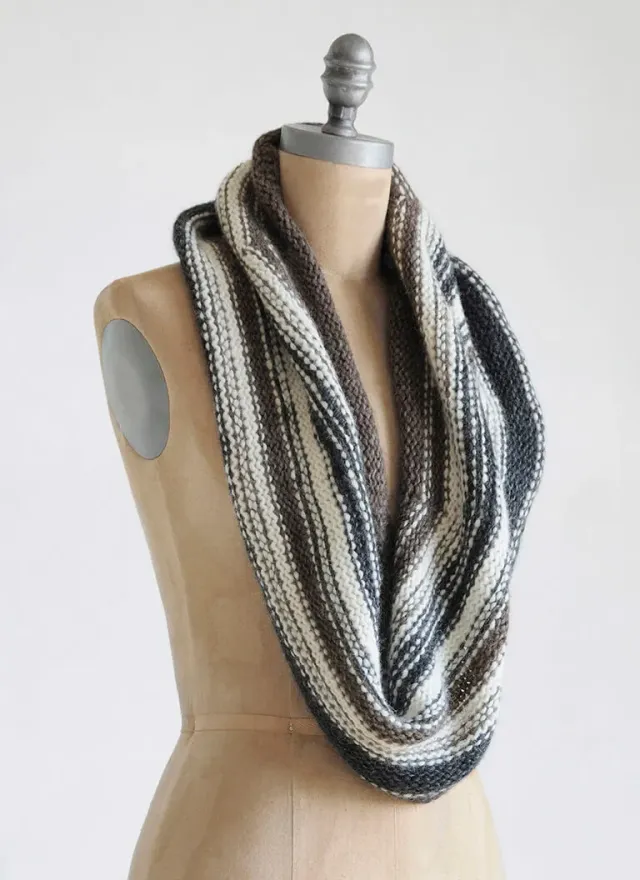 Blue Sky Fibers Shadow Capelet Strickanleitung gratis
