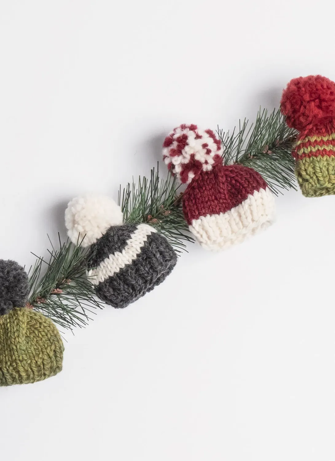 Blue Sky Fibers Holiday Cheer Mini Hat Strickanleitung Deko