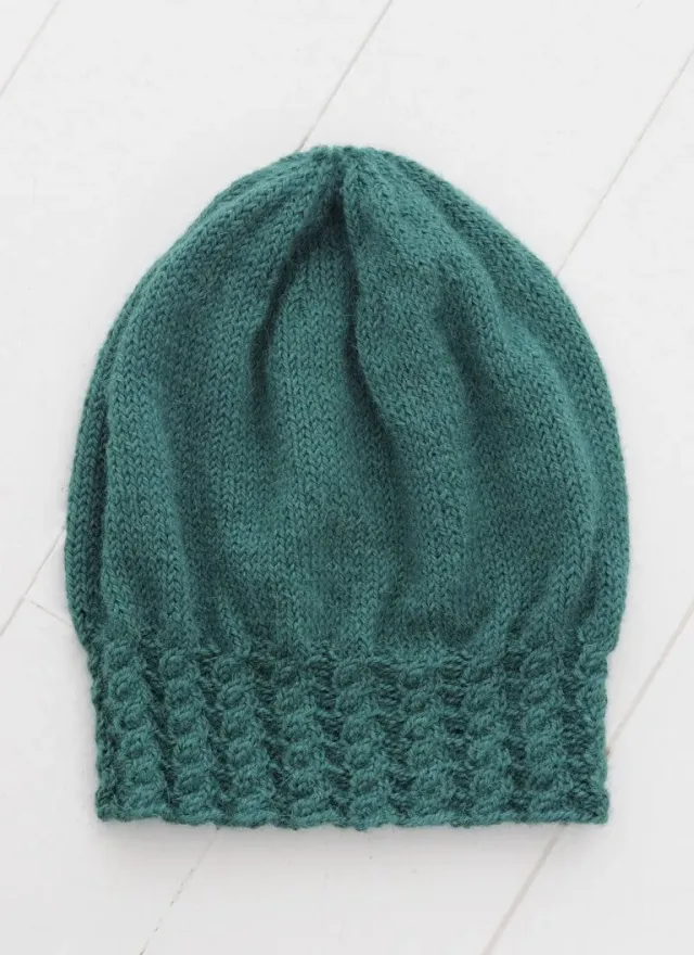 Blue Sky Fibers Cabled Slouch Mütze Strickanleitung