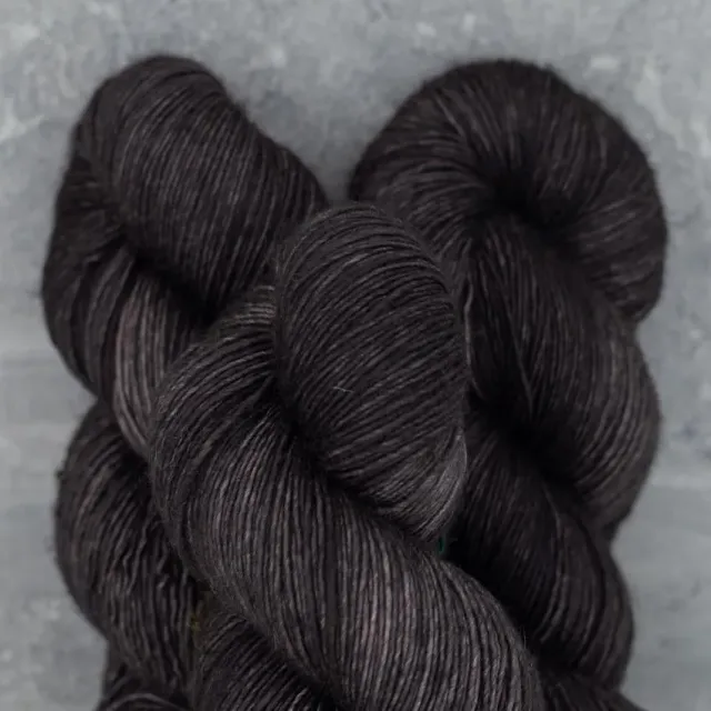 Madelinetosh Woolcycle Sport Strickgarn Horror Hostess