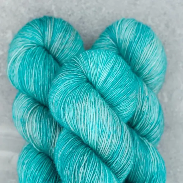 Madelinetosh Twist Light Hosta Blue Wolle Fingering Socke