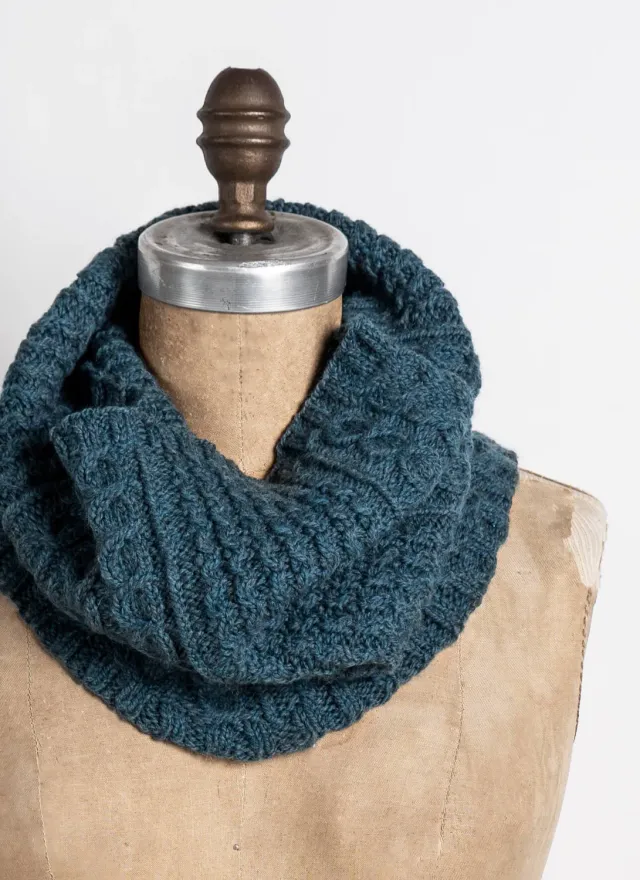Blue Sky Fibers Chardon Cowl Strickanleitung Zopfmuster