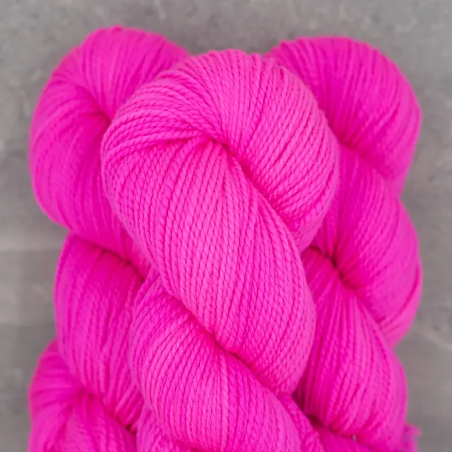 Madelinetosh Farm Twist Fluoro Rose Wolle DK