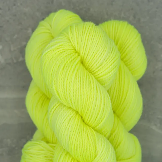 Madelinetosh Farm Twist Wolle Edison Bulb DK Senfgelb
