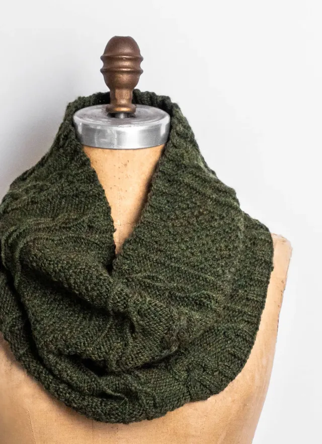 Blue Sky Fibers Royal Oak Cowl Strickanleitung Zopf