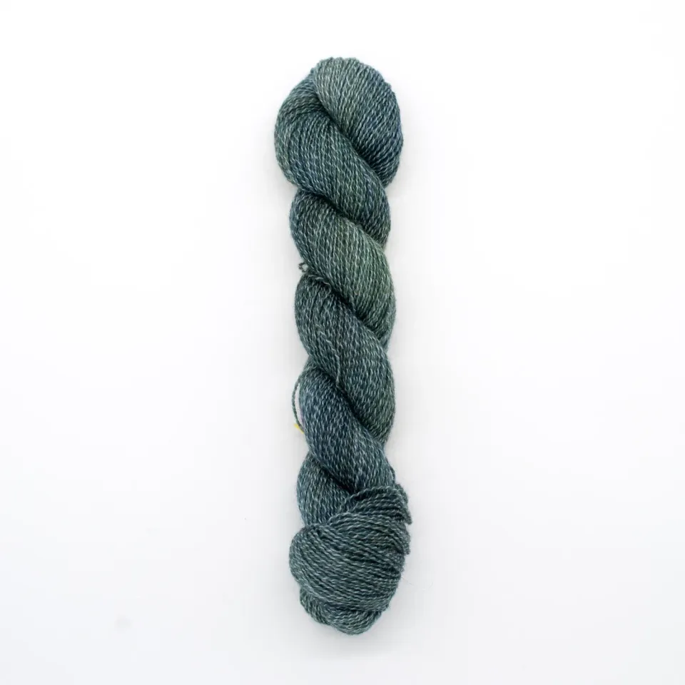 Madelinetosh Tosh Pebble Fir Wreath Garn 205m Seide-Mix