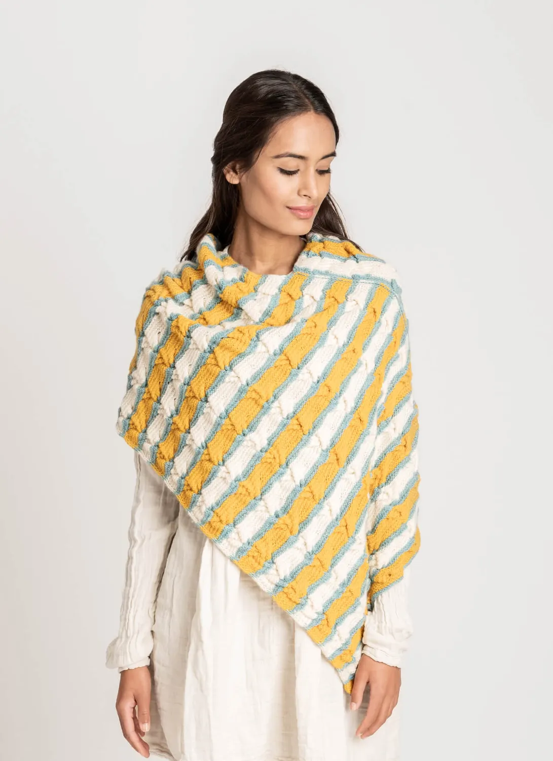 Blue Sky Fibers Classic Oakland Wrap Strickanleitung dreifarbig