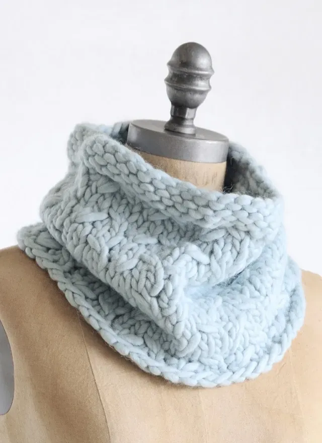 Blue Sky Fibers Frosty Cowl Strickanleitung Loop Zopfmuster