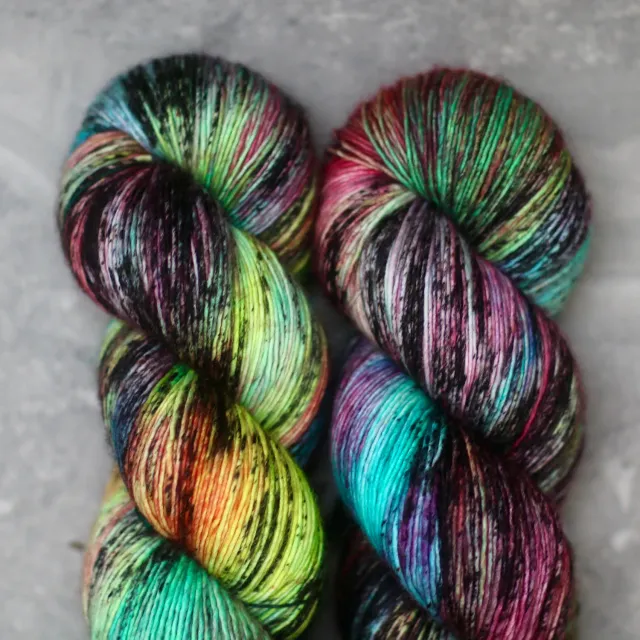 Madelinetosh Twist Light Electric Rainbow Wolle 384m