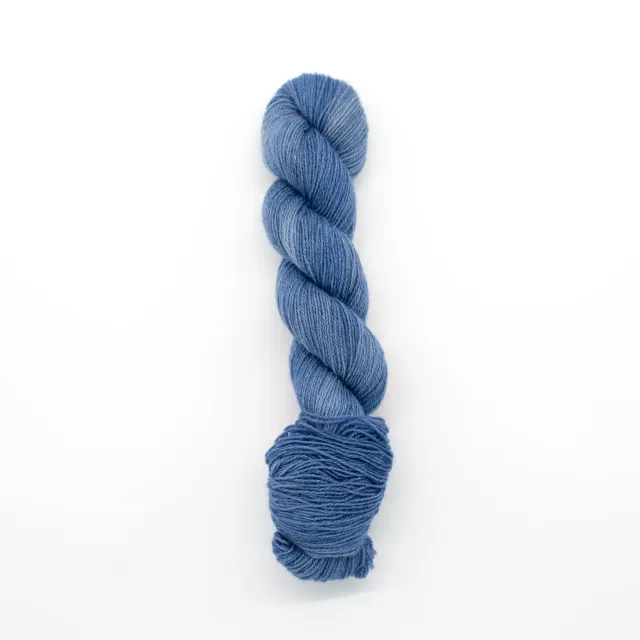 Madelinetosh Tosh Pebble Betty Draper's Blues Sport Garn 205m